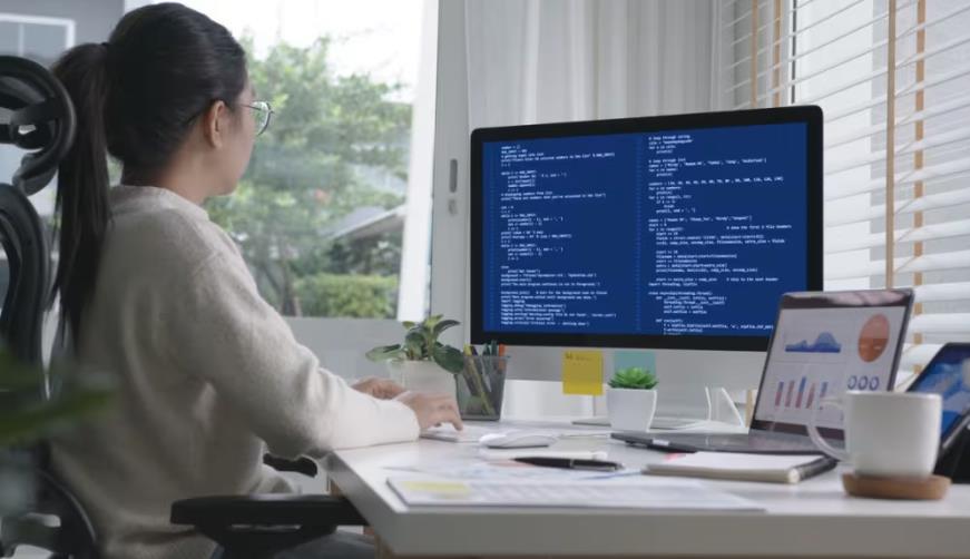 威海软件开发公司实战建议:网站赋能,为何必须接入支持机器人?